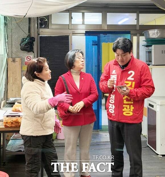 김선광 대전시 중구청장 국민의힘 예비후보(오른쪽)가 14일과 15일 지역 전통시장을 잇따라 방문, 지역상인들과 소통했다. 김 예비후보가 박주화 대전시의원(가운데)과 함께 상인의 의견을 경청하는 모습. /김선광 예비후보