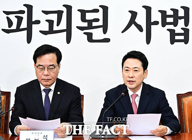 장동혁 국민의힘 대표(오른쪽)가 16일 오전 서울 여의도 국회에서 열린 최고위원회의에 참석해 모두발언을 하고 있다. 왼쪽은 송언석 원내대표. /국회=배정한 기자