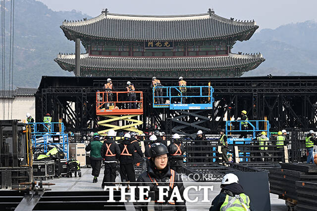 그룹 방탄소년단(BTS)의 광화문 콘서트를 닷새 앞둔 16일 오전 서울 종로구 광화문 월대 앞으로 무대가 설치되고 있다. /김성렬 기자