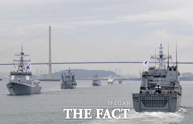 정치권 안팎에서 한국 군함의 호르무즈해협 파견에 대한 반대 목소리가 터져 나오고 있다. 사진은 우리 해군 함정들. 기사 내용과 무관함. /남용희 기자