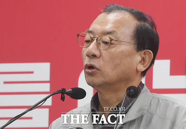 이정현 국민의힘 공천관리위원장(왼쪽)이 16일 오전 서울 영등포구 국민의힘 중앙당사에서 충북도지사 관련 브리핑을 하고 있다. /박상민 기자