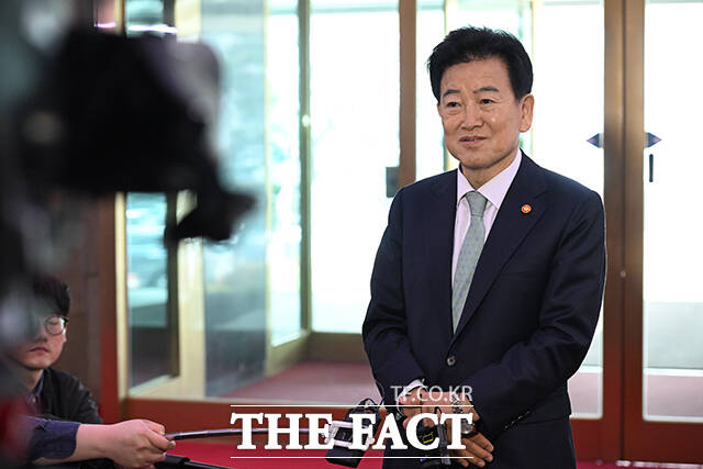 정동영 통일부 장관이 16일 오전 서울 종로구 정부서울청사로 출근하며 도널드 트럼프 대통령의 북미 대화와 관련한 입장을 밝히고 있다. /김성렬 기자