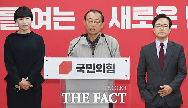 이정현 국민의힘 공천관리위원장(왼쪽)이 16일 오전 서울 영등포구 국민의힘 중앙당사에서 충북도지사 관련 브리핑을 하고 있다. /박상민 기자