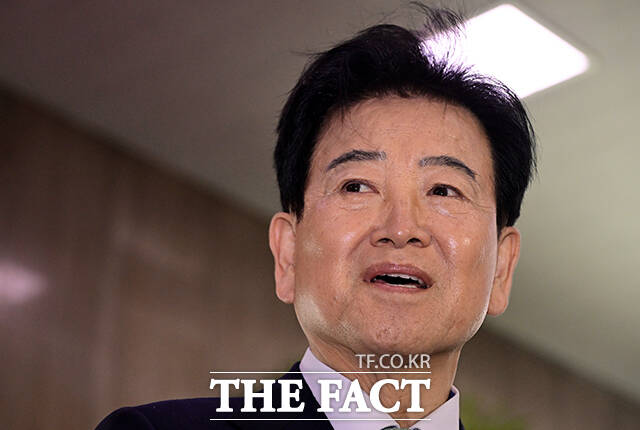 정동영 통일부 장관이 16일 오전 서울 종로구 정부서울청사로 출근하며 북미 대화와 관련한 입장을 밝히고 있다. /임영무 기자