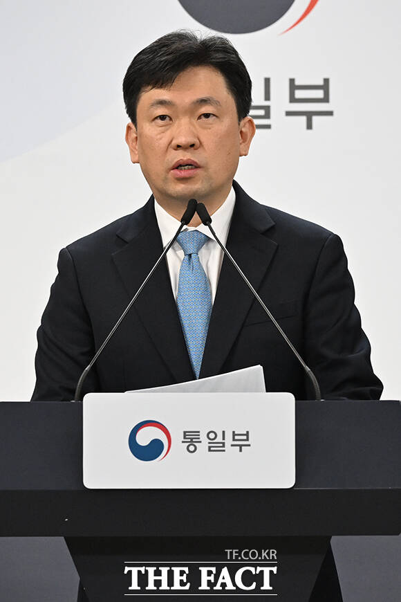 윤민호 통일부 대변인이 16일 오전 서울 종로구 정부서울청사에서 현안 관련 정례브리핑을 하고 있다. /김성렬 기자