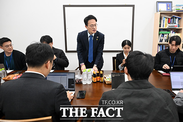 취재진 만난 박주민 보건복지위원장.