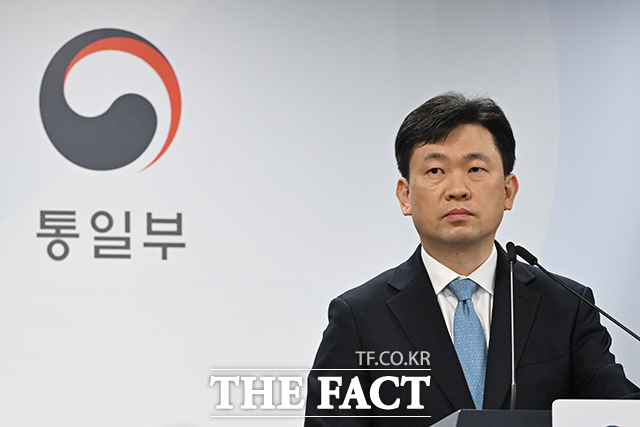 윤민호 통일부 대변인이 16일 오전 서울 종로구 정부서울청사에서 현안 관련 정례브리핑을 하고 있다. /김성렬 기자