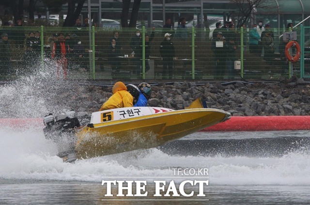 미사경정장에서 선수들이 거센 바람을 뚫고 경합을 벌이고 있다./국민체육진흥공단