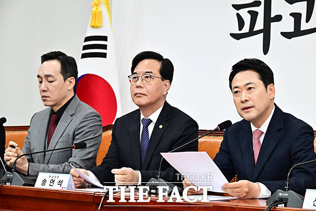 장동혁 국민의힘 대표(오른쪽)가 16일 오전 서울 여의도 국회에서 열린 최고위원회의에 참석해 모두발언을 하고 있다. 왼쪽은 송언석 원내대표. /국회=배정한 기자