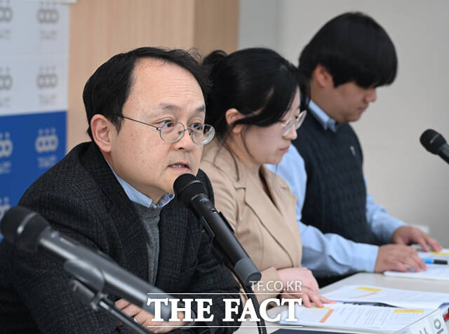 경제정의실천시민연합(경실련)의 정택수 부동산국책사업팀장과 배정현 정치입법팀 간사, 하상응 정치개혁위원회 위원장, 서휘원 정치입법팀장, 김은준 전 인턴간사(왼쪽부터)가 16일 서울 종로구 경실련 강당에서 기자회견을 열고 전국 17개 광역의회 출석률 및 하위 10% 의원 명단을 공개하며 구호를 외치고 있다. /이새롬 기자