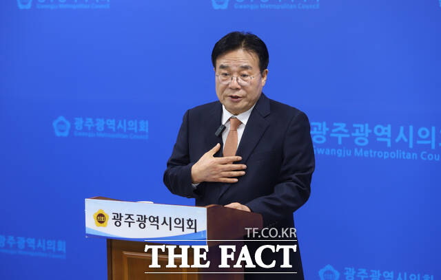 이병훈 전남광주통합특별시장 예비후보가 16일 광주시의회 3층 브리핑룸에서 열린 기자회견에서 더불어민주당 경선 불참과 관련한 입장을 밝히고 있다. /이병훈 선거캠프