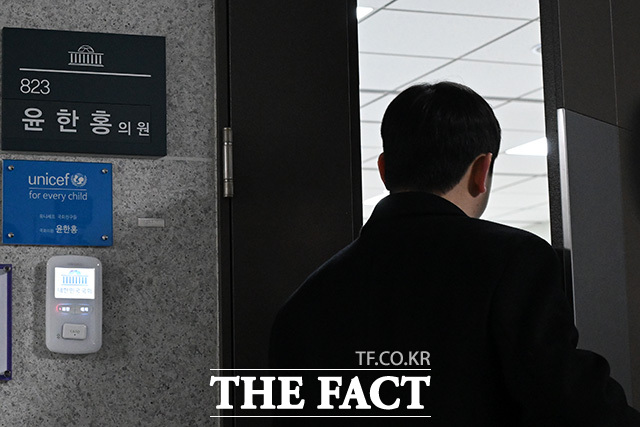 윤 의원 사무실로 들어서는 의원실 관계자.