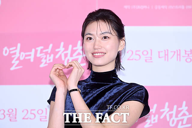 배우 김도연과 전소민, 어일선 감독, 배우 추소정(왼쪽부터)이 16일 오후 서울 용산구 CGV용산아이파크몰에서 열린 영화 ‘열여덟 청춘’ 언론배급시사회 및 기자간담회에 참석해 포즈를 취하고 있다. /서예원 기자