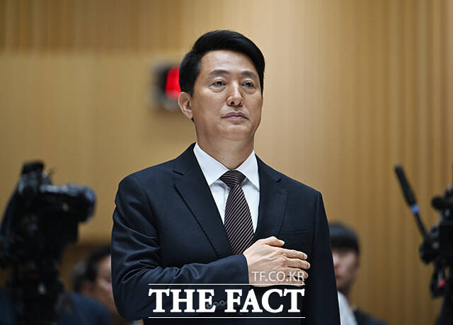 오세훈 서울시장(가운데)이 16일 오전 서울 중구 서울시청에서 열린 '강북횡단지하고속도로 건설 정책협의회 발족식'에서 정책협의체 구성원 등 참석자들과 기념촬영을 하고 있다. /박헌우 기자