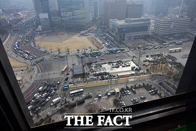 그룹 방탄소년단(BTS) 컴백 공연을 닷새 앞둔 16일 오전 공연이 예정된 서울 광화문광장에는 무대 설치 작업이 진행되고 있다. /임영무 기자