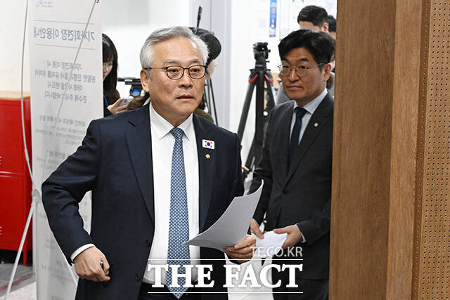 윤석열 정권 정치검찰 조작기소 진상규명을 위한 국정조사 추진관련 기자회견 열고 발언하는 이재강 더민초 대표(가운데).