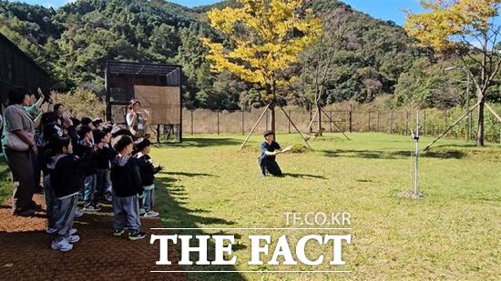 경기도 야생동물구조관리센터를 방문한 어린이들이 치료를 마친 야생동물의 자연 복귀를 지켜보고 있다. /경기도