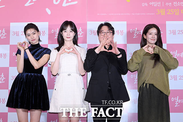 배우 김도연과 전소민, 어일선 감독, 배우 추소정(왼쪽부터)이 16일 오후 서울 용산구 CGV용산아이파크몰에서 열린 영화 ‘열여덟 청춘’ 언론배급시사회 및 기자간담회에 참석해 포즈를 취하고 있다. /서예원 기자