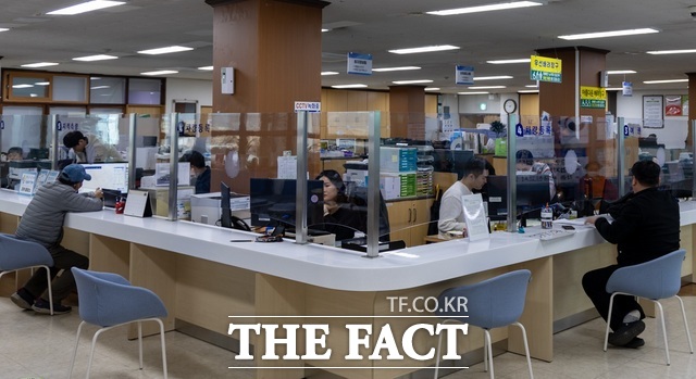 군위군은 민원인과 직원 모두의 안전과 개인정보 보호를 위해 민원 창구에 안전 가림막을 설치했다. 민원인이 원하는 창구를 쉽게 찾을 수 있도록 민원실 바닥에 민원 유도선을 마련해 동선을 한눈에 알아볼 수 있다. /군위군