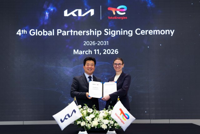 경기 용인시 오산교육센터에서 개최한 기아-토탈에너지스 글로벌 파트너십 계약연장 체결식에서 두 회사 임원이 기념 촬영을 하고 있다. (왼쪽부터) 기아 황동환 오너십관리사업부장, 토탈에너지스 엘로디 루스(Elodie Luce) 자동차부문 부사장. /기아