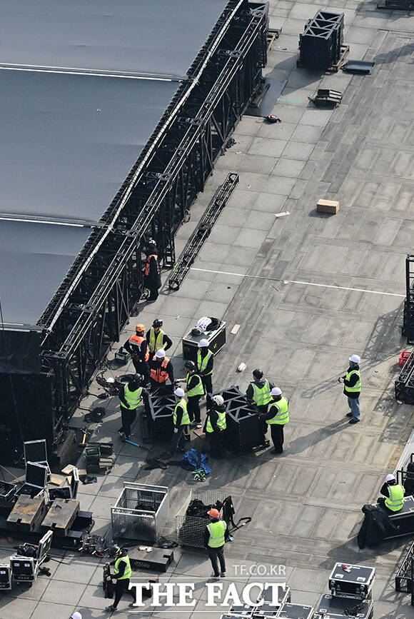 그룹 방탄소년단(BTS) 컴백 공연을 닷새 앞둔 16일 오전 공연이 예정된 서울 광화문광장에는 무대 설치 작업이 진행되고 있다. /임영무 기자