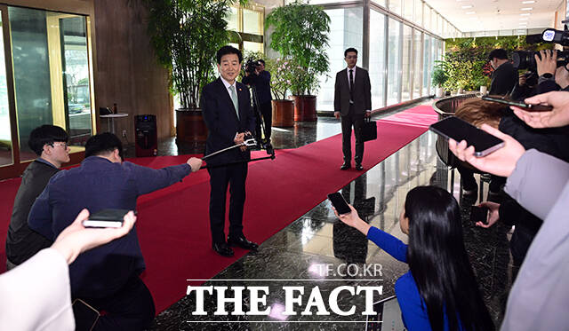 정동영 통일부 장관이 16일 오전 서울 종로구 정부서울청사로 출근하며 북미 대화와 관련한 입장을 밝히고 있다. /임영무 기자