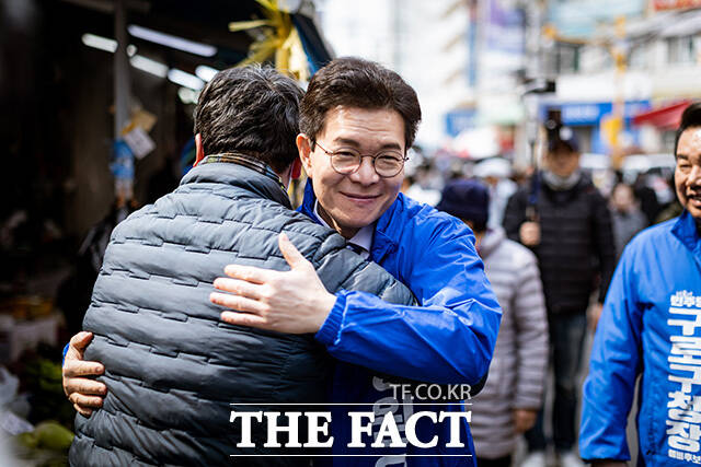 정원오 더불어민주당 서울시장 예비후보가 16일 오후 서울 구로구 남구로시장을 방문해 시민과 포옹하고 있다. /정원오 서울시장 예비후보 캠프