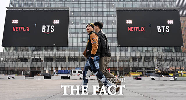 그룹 방탄소년단의 광화문 공연을 열흘 앞둔 지난 11일 오전 서울 종로구 KT 스크린에서 방탄소년단 컴백 관련 광고가 송출되고 있다. /김성렬 기자