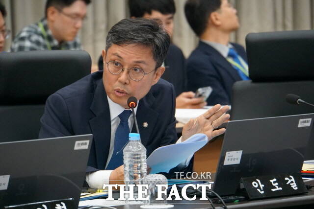 더불어민주당과 정부는 16일 에너지 및 민생 위기에 대응하기 위한 추가경정예산(추경) 편성을 합의했다고 밝혔다. 또 중동 사태로 에너지 수습 불안정성이 커지는 데 대한 대책으로 현재 60% 후반대 수준은 원전 이용률을 80%까지 끌어올리겠다고 했다. 사진은 안도걸 민주당 의원. /더팩트 DB