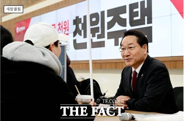 유정복 인천시장이 16일 시청 중앙홀에서 천원주택 예비입주자 접수를 받고 있다. /인천시