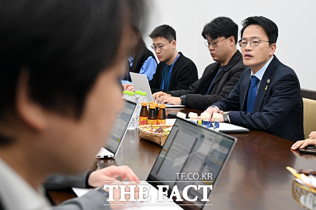 취재진 만난 박주민 보건복지위원장.