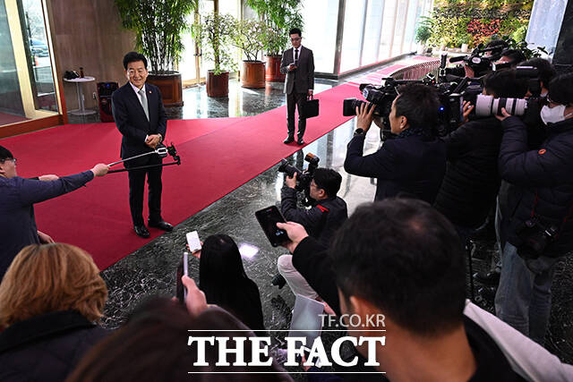 정동영 통일부 장관이 16일 오전 서울 종로구 정부서울청사로 출근하며 도널드 트럼프 대통령의 북미 대화와 관련한 입장을 밝히고 있다. /김성렬 기자