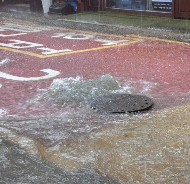 서울 구로구가 집중호우로 인한 침수 피해를 줄이기 위해 시비 117억 원을 확보해 노후 하수관로 정비 등 11개 하수도 개선 사업을 추진한다. 사진은 집중호우 시 맨홀에서 하수가 역류하는 모습. /구로구