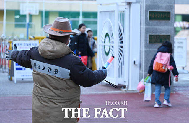 서울 자치구들이 3월 개학 시기에 맞춰 어린이 통학로 안전 점검과 시설 정비에 나섰다. /이새롬 기자