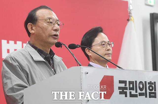 이정현 국민의힘 공천관리위원장(왼쪽)이 16일 오전 서울 영등포구 국민의힘 중앙당사에서 충북도지사 관련 브리핑을 하고 있다. /박상민 기자