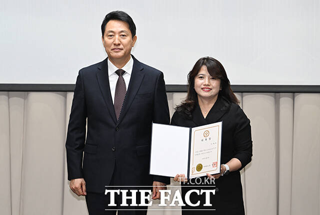 오세훈 서울시장(가운데)이 16일 오전 서울 중구 서울시청에서 열린 '강북횡단지하고속도로 건설 정책협의회 발족식'에서 정책협의체 구성원 등 참석자들과 기념촬영을 하고 있다. /박헌우 기자