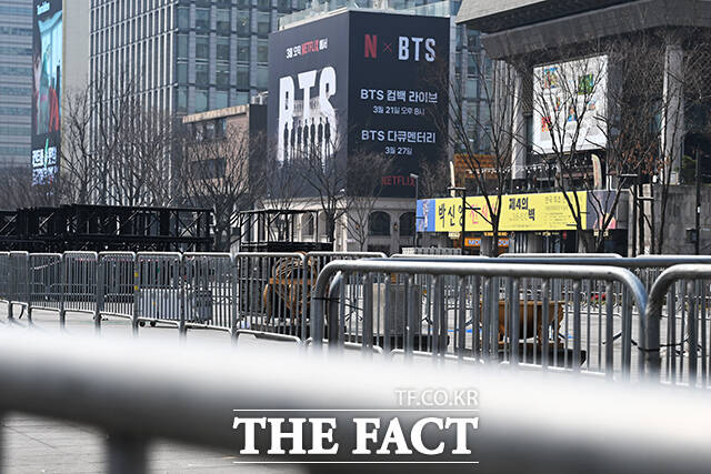 그룹 방탄소년단(BTS)의 광화문 콘서트를 닷새 앞둔 16일 오전 서울 종로구 광화문 월대 앞으로 무대가 설치되고 있다. /김성렬 기자