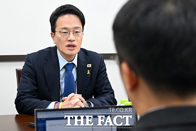 취재진 만난 박주민 보건복지위원장.