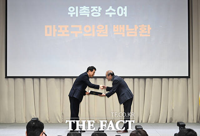 오세훈 서울시장(가운데)이 16일 오전 서울 중구 서울시청에서 열린 '강북횡단지하고속도로 건설 정책협의회 발족식'에서 정책협의체 구성원 등 참석자들과 기념촬영을 하고 있다. /박헌우 기자