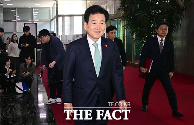 정동영 통일부 장관이 16일 오전 서울 종로구 정부서울청사로 출근하며 북미 대화와 관련한 입장을 밝히고 있다. /임영무 기자