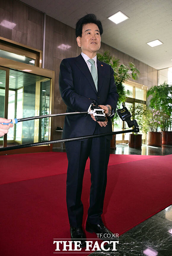 정동영 통일부 장관이 16일 오전 서울 종로구 정부서울청사로 출근하며 북미 대화와 관련한 입장을 밝히고 있다. /임영무 기자