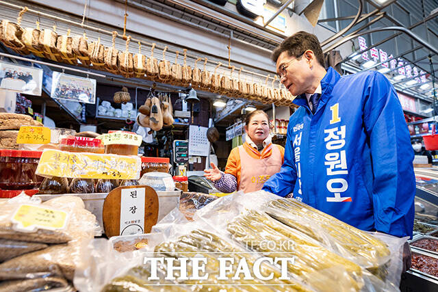 정원오 예비후보가 시민들에게 인사를 하고 있다.