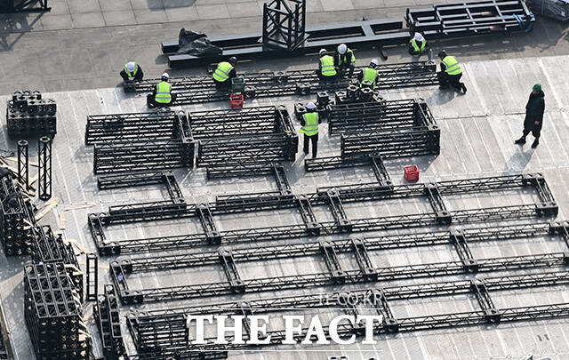 그룹 방탄소년단(BTS) 컴백 공연을 닷새 앞둔 16일 오전 공연이 예정된 서울 광화문광장에는 무대 설치 작업이 진행되고 있다. /임영무 기자