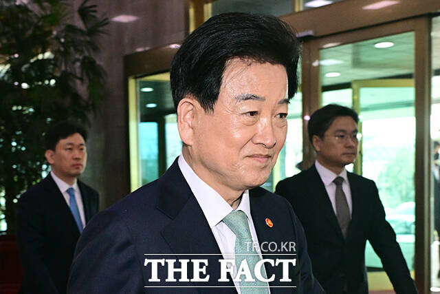 정동영 통일부 장관이 16일 오전 서울 종로구 정부서울청사로 출근하며 북미 대화와 관련한 입장을 밝히고 있다. /임영무 기자