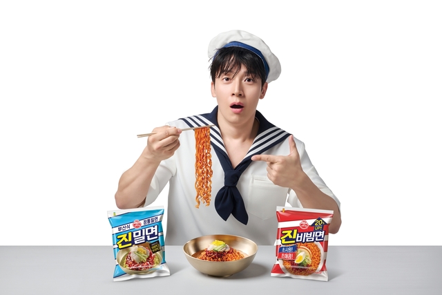 오뚜기가 여름철 면요리 시장 공략을 위해 신제품 '진밀면'과 인기 제품 '진비빔면'의 신규 광고를 공개했다. /오뚜기