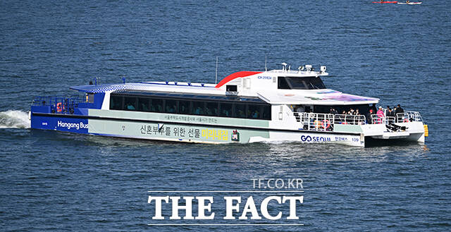 서울시가 감사원으로부터 받은 '한강버스' 사업에 대한 최종 '주의·통보' 결과를 수용하겠다는 입장을 밝혔다. /더팩트 DB