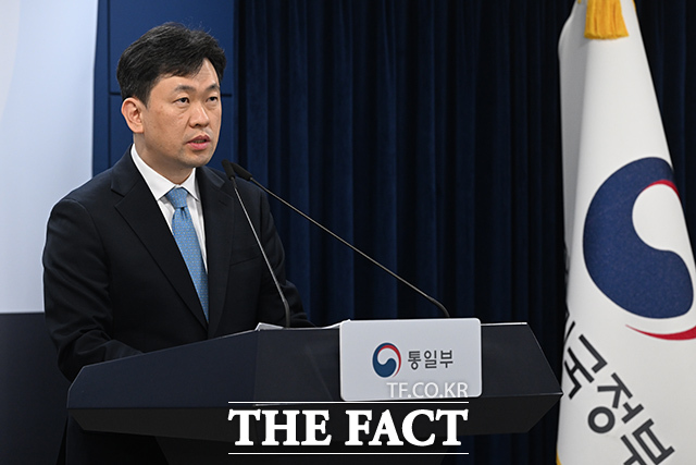 윤민호 통일부 대변인이 16일 오전 서울 종로구 정부서울청사에서 현안 관련 정례브리핑을 하고 있다. /김성렬 기자