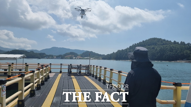 고흥군이 거금해양낚시공원에서 드론 물품 배송 서비스를 실시하고 있다. /고흥군