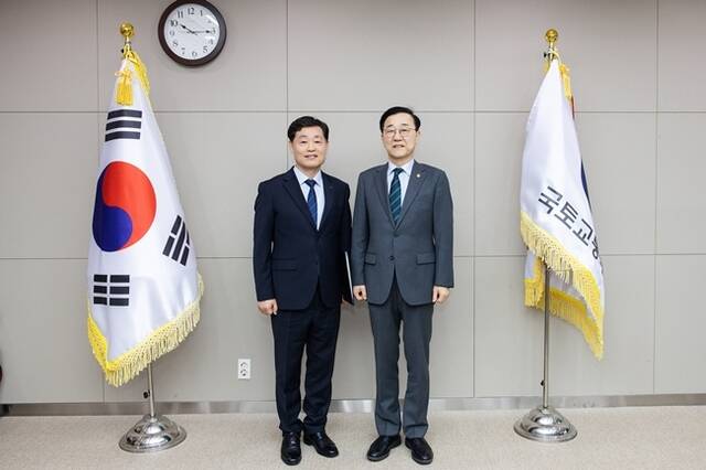 김윤덕 국토교통부 장관이 16일 오전 정부세종청사에서 정왕국 에스알 신임사장에게 임명장을 전수했다. /국토교통부