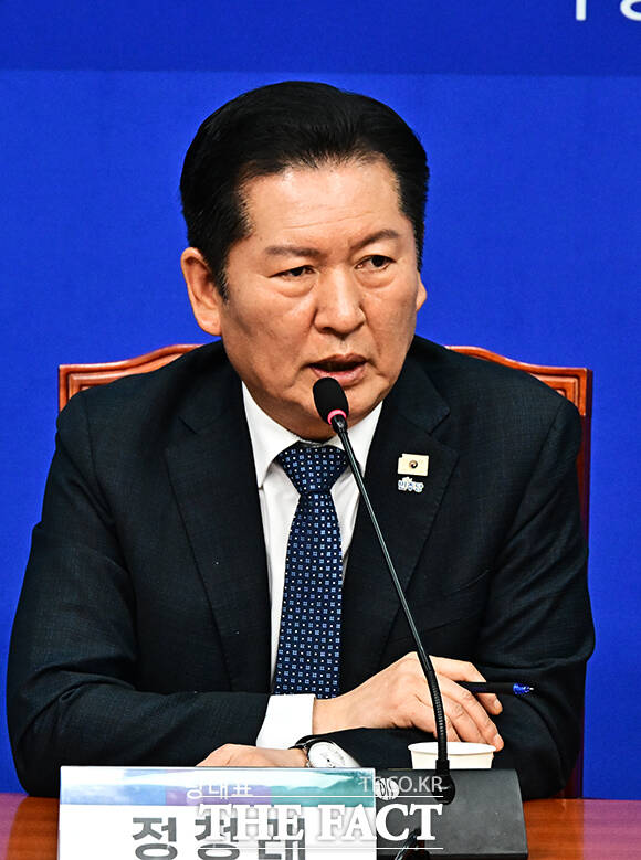 정청래 더불어민주당 대표(왼쪽 두번째)가 16일 오전 서울 여의도 국회에서 열린 시·도당위원장협의회 회의에 참석해 모두발언을 하고 있다. /국회=배정한 기자